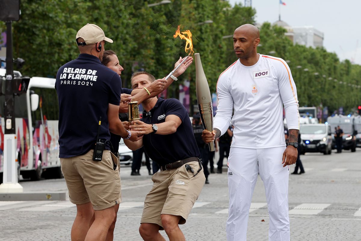 Olympische vlam op nationale feestdag al in Parijs gedragen door Thierry Henry