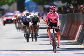 Elisa Longo Borghini wint voor het eerst de Giro d'Italia voor vrouwen door Lotte Kopecky achter zich te houden. ©Getty Images