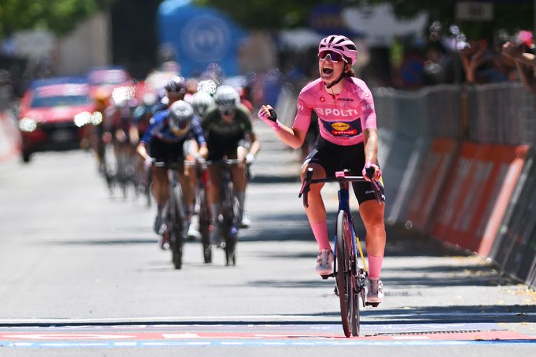 Ongekend spannende Giro d'Italia voor vrouwen prooi voor Elisa Longo Borghini: 'Nu is-ie van mij'