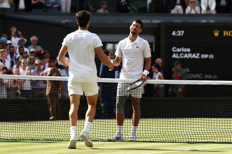 Novak Djokovic lacht om vraag over 'hete' tegenstander Carlos Alcaraz: 'Het was inderdaad heet'