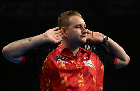 Video | Magisch moment op World Matchplay: Dimitri van den Bergh gooit negendarter