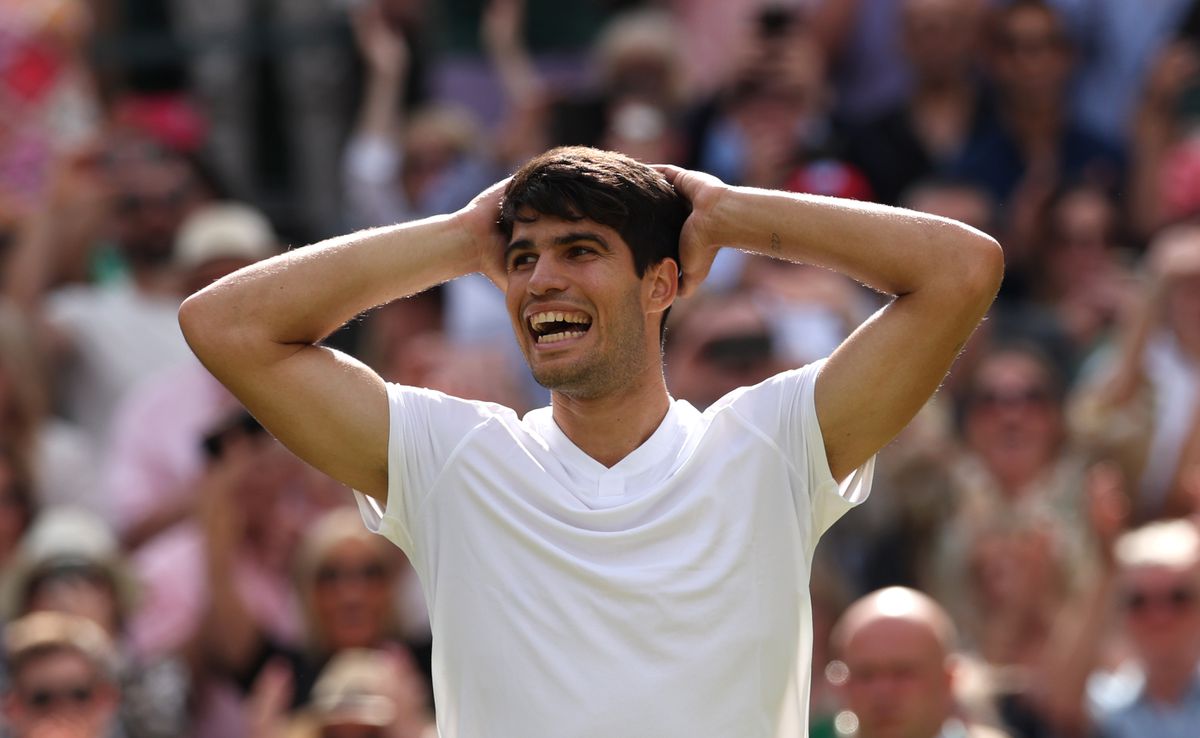 Carlos Alcaraz prolongeert titel op Wimbledon, Novak Djokovic kijkt in finale machteloos toe