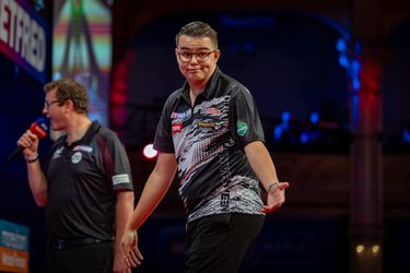 Gemiste matchdarts komen Gian van Veen duur te staan tegen oud-wereldkampioen op World Matchplay