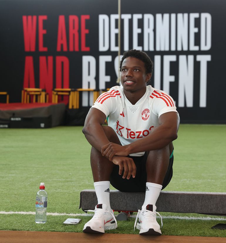 Tyrell Malacia is na maandenlange afwezigheid weer in training bij Manchester United