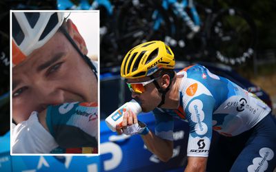 Emotionele beelden van huilende Bram Welten na te late finish in de Tour de France