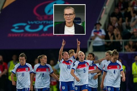 Torenhoog cijfer Sarina Wiegman en naar hemel wijzende Engelse voetbalsters vallen op in Britse media