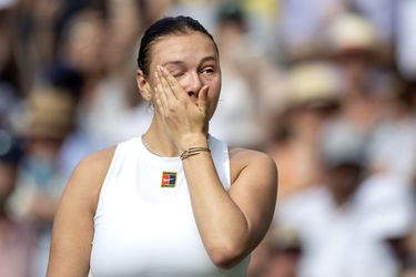 Geknakte tennisster wekt medelijden in historisch Wimbledon-duel: 'Dit is wel echt een tik’