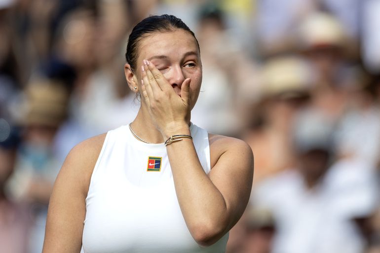 Geknakte tennisster wekt medelijden in historisch Wimbledon-duel: 'Dit is wel echt een tik’
