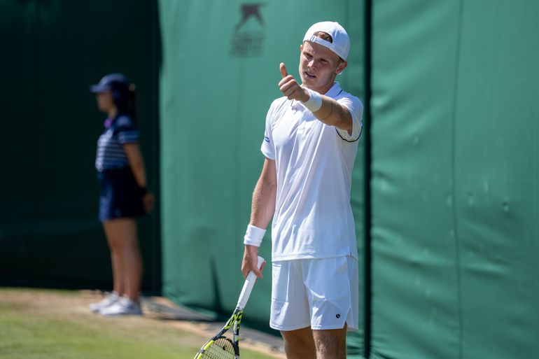 Nederlandse toptennisser Jesper de Jong roemt toernooi tijdens debuut: 'Het is heel lekker'