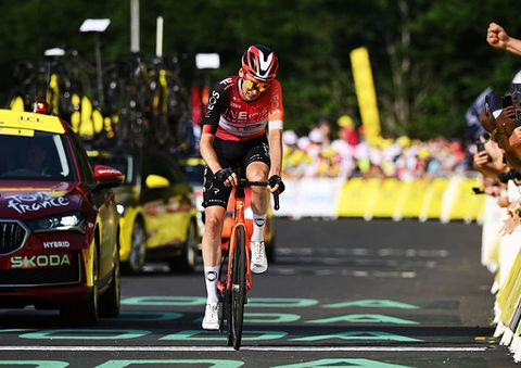 Spektakel in Tour de France: Nederlander Thymen Arensman maakt indruk in loodzware bergrit, Tadej Pogacar verliest gele trui