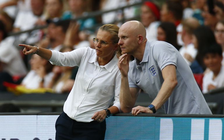 Dit is Arjan Veurink: nieuwe bondscoach moet Oranje Leeuwinnen na scheiding van Sarina Wiegman terug naar de top brengen