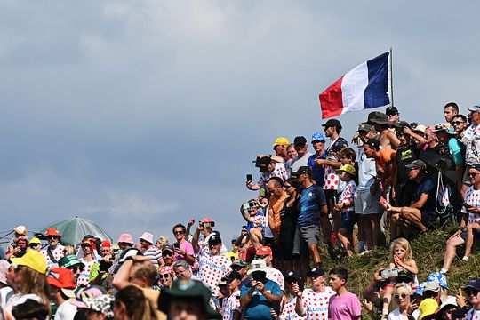 Opvallend moment in Tour de France: miljoenen kijkers krijgen plotseling ontbloot achterwerk te zien