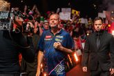 Dartslegende Raymond van Barneveld zit vol twijfels: 'Er spelen nog veel meer dingen bij hem'