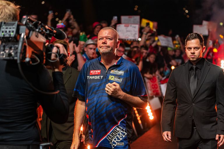 Dartslegende Raymond van Barneveld zit vol twijfels: 'Er spelen nog veel meer dingen bij hem'