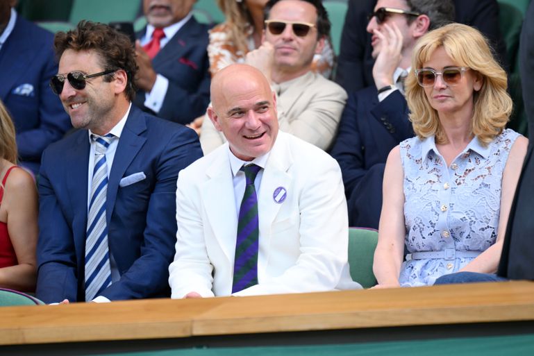Andre Agassi onder vuur na bezoek aan Wimbledon zonder Steffi Graf: tennisicoon neemt omstreden gast mee