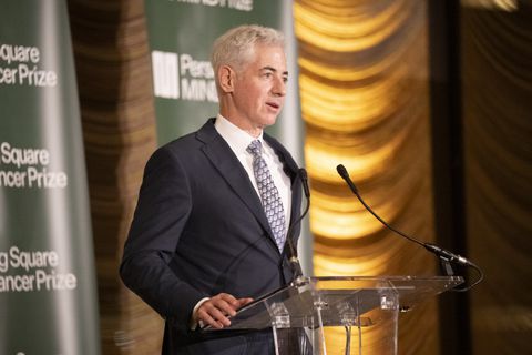 Tenniswereld in rep en roer na profdebuut van miljardair (59): 'Dit is de grootste grap ooit'