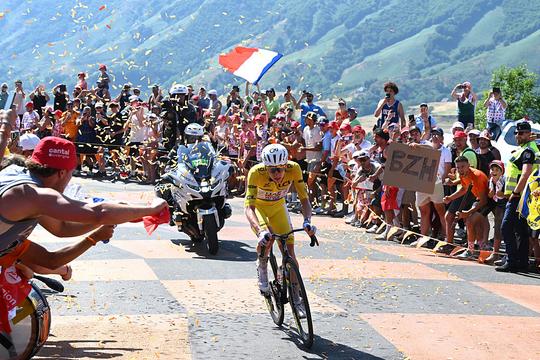 Tadej Pogacar neemt wraak op Jonas Vingegaard in Tour de France, podiumkandidaat gaat ten onder