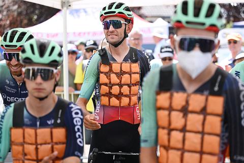 Problemen tijdens Tour de France: renners moeten opnieuw extreme hitte en onweer doorstaan
