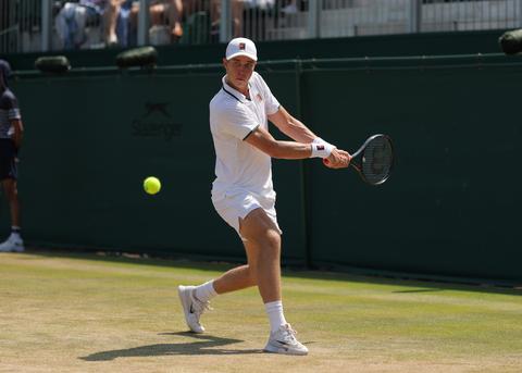 Nederlands tennistalent (18) zorgt na comeback voor stunt bij toernooi in eigen land
