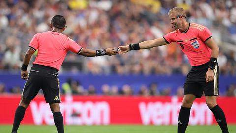Veelbesproken arbiter bij Frankrijk-Spanje zorgt voor knullige momenten op WK voetbal
