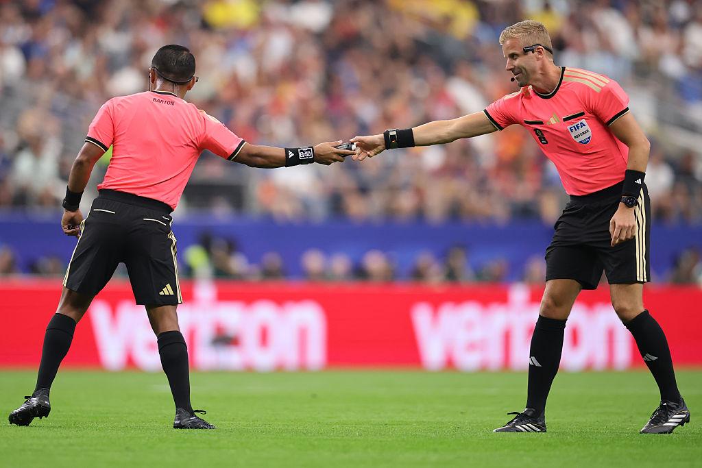 Barton maakt er een zooitje van — photo: Sportnieuws Voetbal