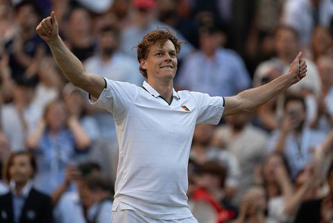 Wimbledon-kampioen Jannik Sinner doet opvallende onthulling over persoonlijk probleem: 'Al vier keer gezakt'