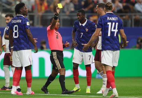 FIFA loopt compleet binnen op WK voetbal dankzij torenhoge boetes voor gele en rode kaarten