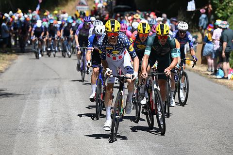LIVE Tour de France | Mathieu van der Poel en Thymen Arensman in de aanval, topsprinter al vroeg in grote problemen