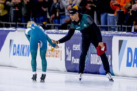 Schaatsploeg Jillert Anema staat voor ‘flinke zoektocht’ na vertrek sterkhouder: ‘Hij moet tegen een stootje kunnen’