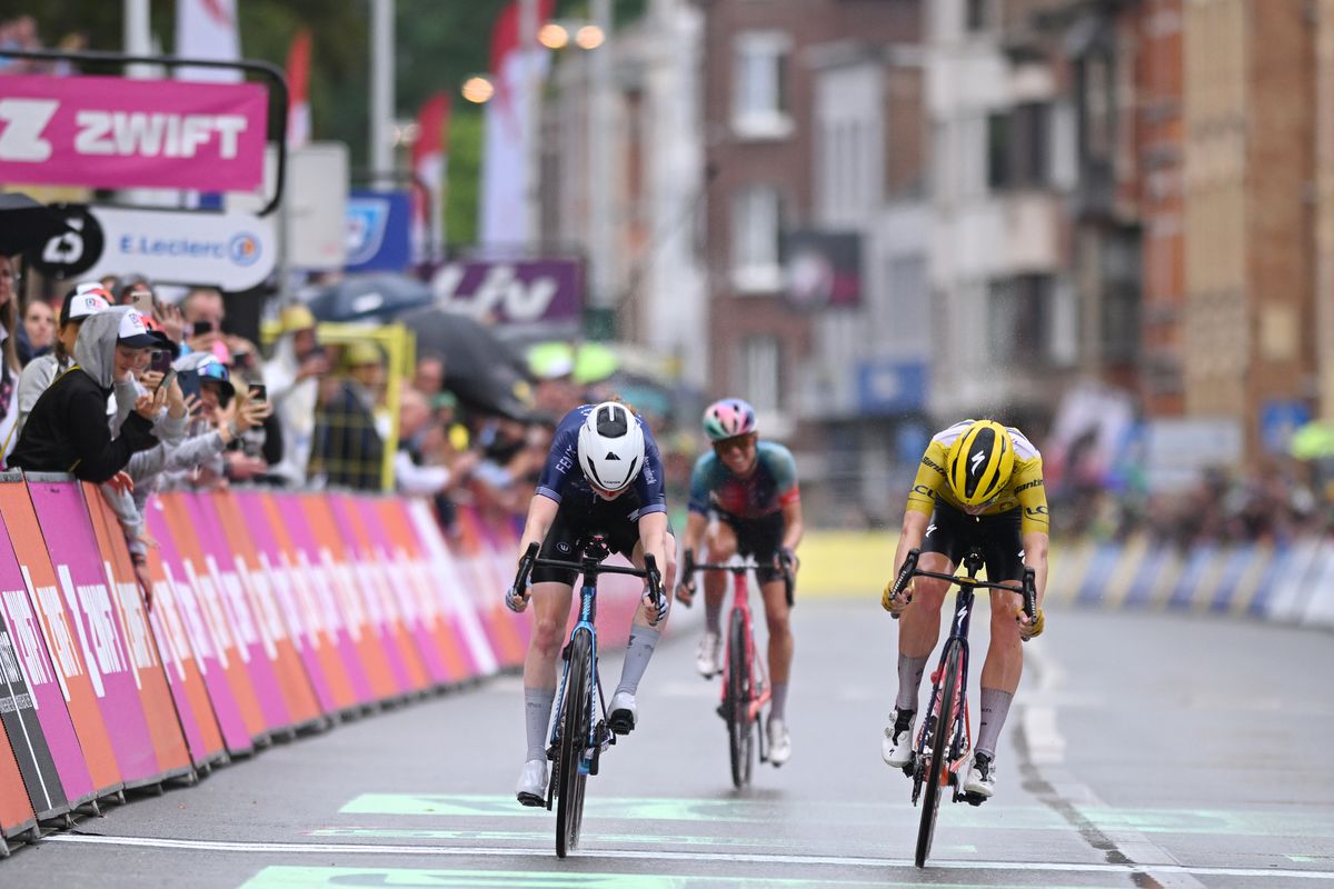 Nederlandse fotofinish in Tour de France Femmes: Puck Pieterse pakt nipt etappezege