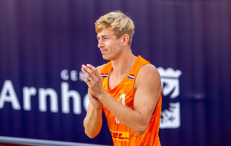 Nederland geeft uitgejoelde Steven van de Velde droomopkomst tijdens EK beachvolleybal