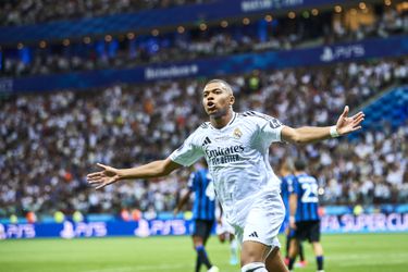 Kylian Mbappé schittert bij debuut met doelpunt én Europese prijs bij Real Madrid