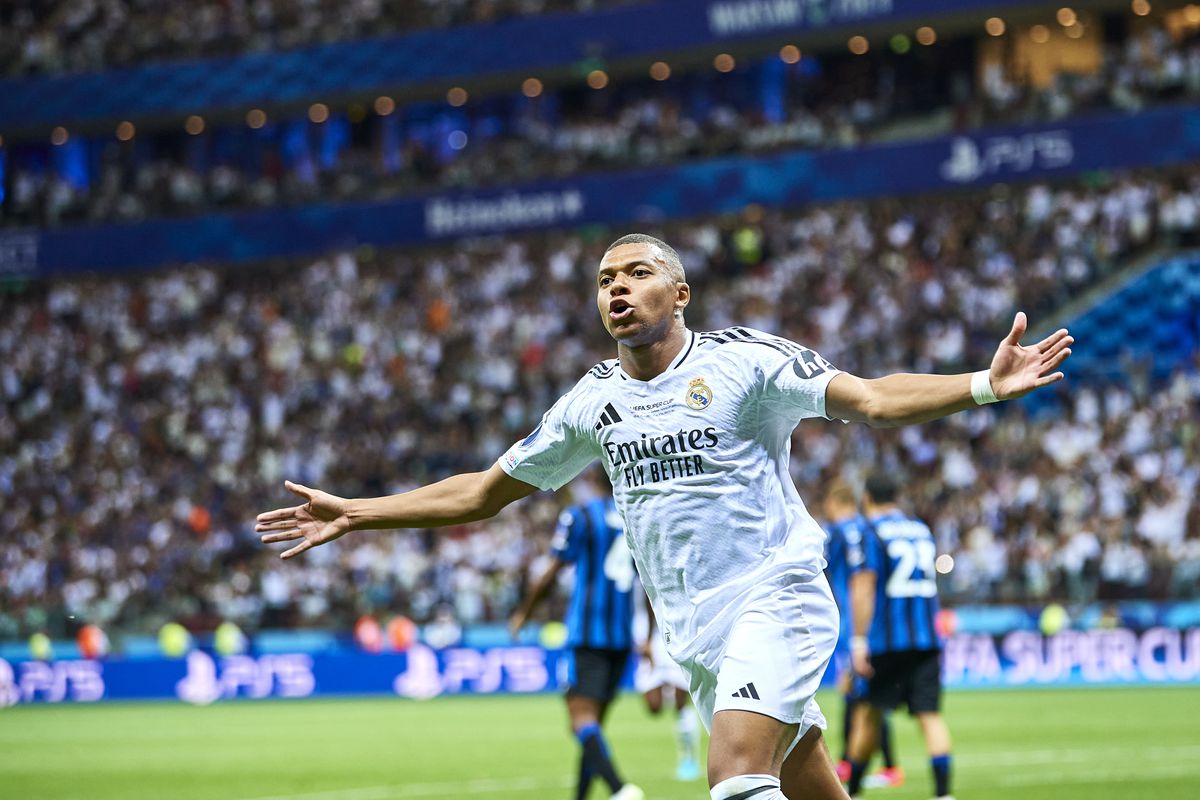 Kylian Mbappé schittert bij debuut met doelpunt én Europese prijs bij Real Madrid