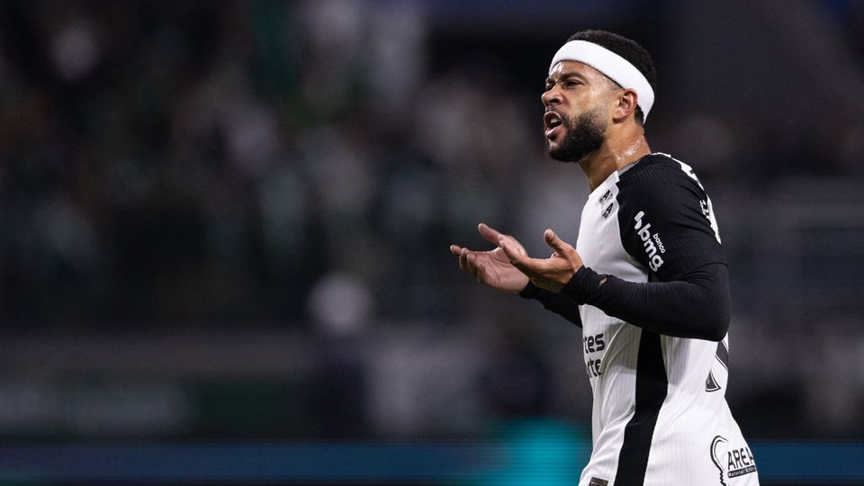 Topvoetballer Memphis Depay krijgt keiharde tik: huid op scheen scheurt ervan open image