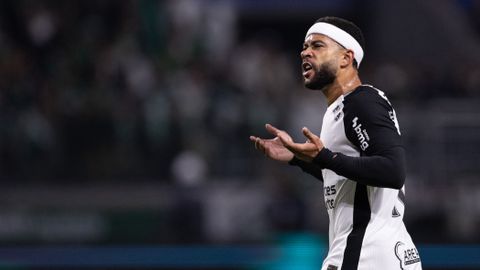 Topvoetballer Memphis Depay krijgt keiharde tik: huid op scheen scheurt ervan open