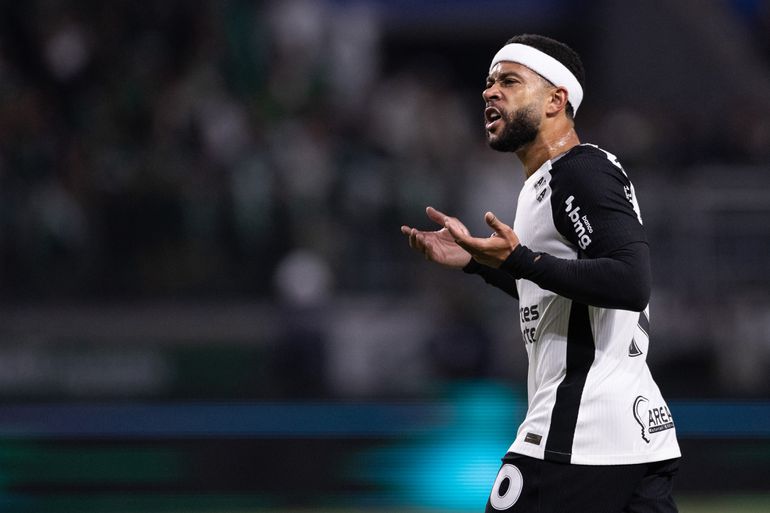 Topvoetballer Memphis Depay krijgt keiharde tik: huid op scheen scheurt ervan open