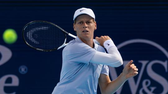 Toptennisser Jannik Sinner ziet miljoenen euro's door zijn handen glippen