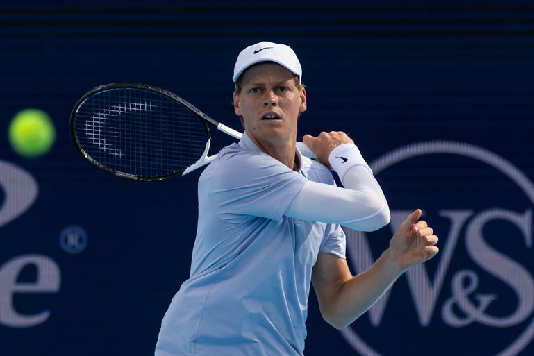 Toptennisser Jannik Sinner ziet miljoenen euro's door zijn handen glippen