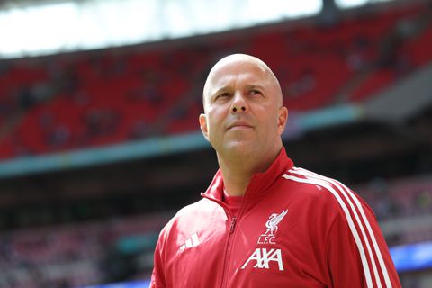 Arne Slot verwacht moeilijker seizoen met Liverpool: 'Er is werk aan de winkel'