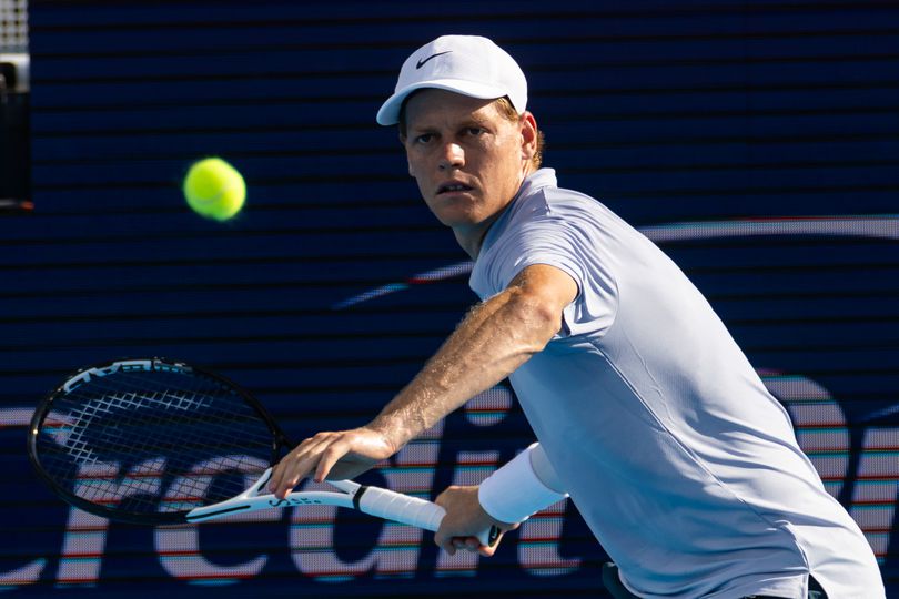 Toptennisser Jannik Sinner bereikt na urenlange onderbreking kwartfinale Cincinnati Open image