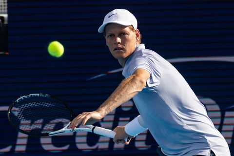 Toptennisser Jannik Sinner bereikt na urenlange onderbreking kwartfinale Cincinnati Open