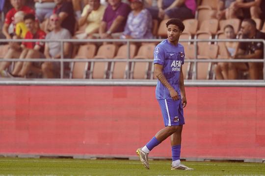 AZ blijft na onhandige actie overeind tegen club met bijzonder wereldrecord in Conference League