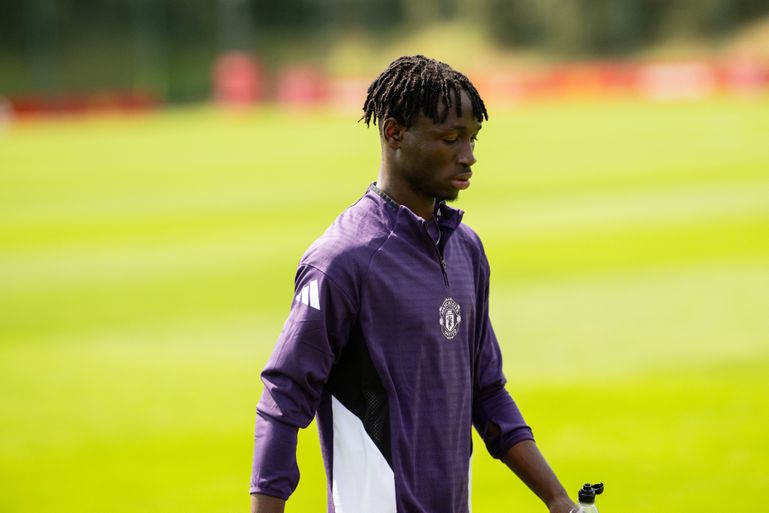 Grote zorgen na horrorblessure: jeugdspeler Manchester United afgevoerd met hoofdletsel