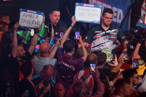 Topdarter Gian van Veen trapt overtuigend af en veegt vloer aan met tegenstander aan andere kant van de wereld