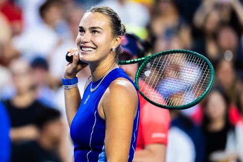 Toptennisster Aryna Sabalenka waagt zich in pikante outfit aan een andere sport