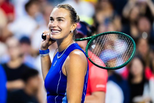 Toptennisster Aryna Sabalenka waagt zich in pikante outfit aan andere sport: 'Gewoon een beetje hangen'