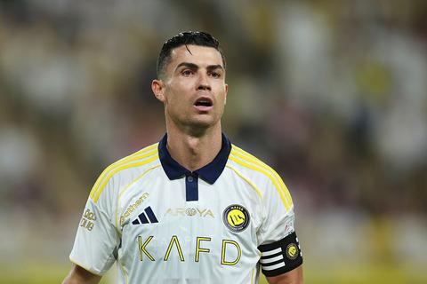 Topvoetballer Cristiano Ronaldo keert na bruiloft met bijzonder accessoire terug op training