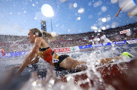 Woedende topatlete (28) haalt hard uit na pijnlijke val op EK atletiek: 'Ik blijf de beste van Europa'