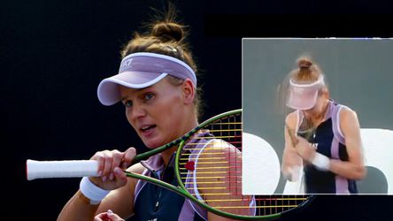 Chokende tennisster slaat zichzelf in gezicht met racket na verprutsen van enorme voorsprong