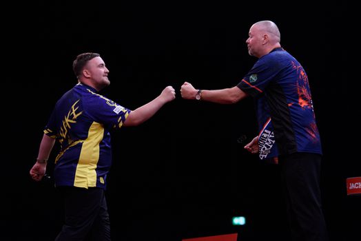 'Weer honderd': Raymond van Barneveld komt tekort tegen Luke Littler bij World Series of Darts Final